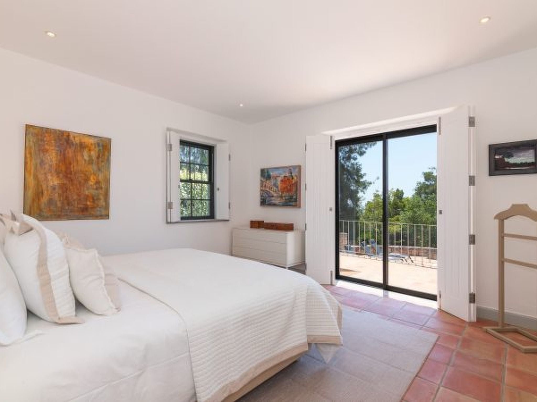 The same twin bedroom, another view